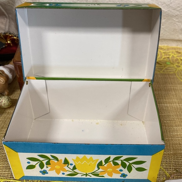 Vintage Recipe Box, 70's Floral Motif, Floral Recipe Box, Retro Kitchen Decor - Picture 4 of 5